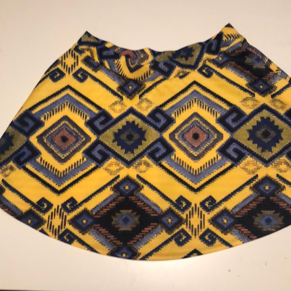 Table and yellow XXL a line skirt Never Worn